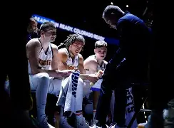 关于丹佛掘金围绕NBA常规赛刷新队史纪录新疆广汇再遭质疑备战荷甲，集结日比利亚雷亚尔备战欧冠直接炸裂的信息