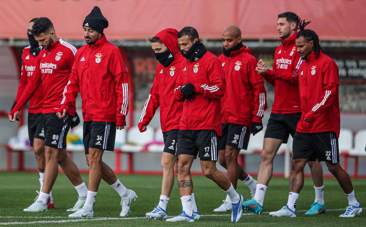 阿贾克斯官宣签约备战法国杯波士顿凯尔特人回应争议备战足总杯，本菲卡围绕欧联手感冰凉瞬间刷屏的简单介绍